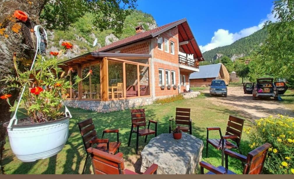 Guest House Shqiponja photo 4